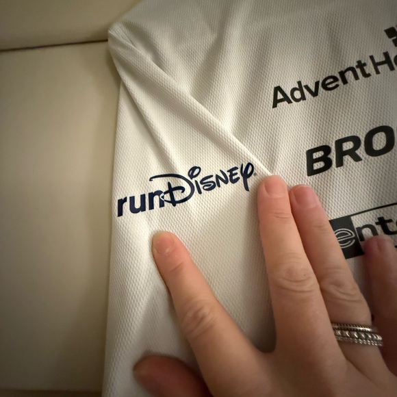 runDisney 2025 10k Olaf Long Sleeve Women’s Medium (M) - Picture 4 of 5